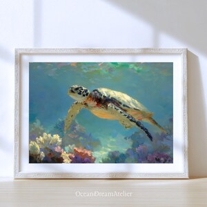 Puede incluir: Una impresión artística enmarcada que representa una tortuga marina nadando bajo el agua. La tortuga tiene un caparazón estampado y está rodeada de corales coloridos y agua azul verdosa. La obra de arte se presenta en un marco blanco.