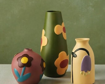 Jarrón de flores pintado a mano, cerámica floral vibrante para la decoración del hogar.