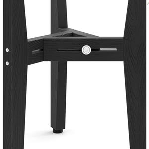 Op de afbeelding: Een zwarte houten plantenstandaard met een driehoekige basis en vier poten. De standaard heeft een modern design met zichtbare houtnerf en verstelbare functies. De standaard is ontworpen om een bloempot te bevatten.