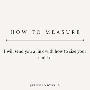 以下が含まれることがあります： HOW TO MEASUREと書かれた黒いテキストの明るい色の情報グラフィック。その下に水平線があり、I will send you a link with how to size your nail kitというテキストが続きます。下部には@PRESSED.BYBRI.Mというアカウント名があります。