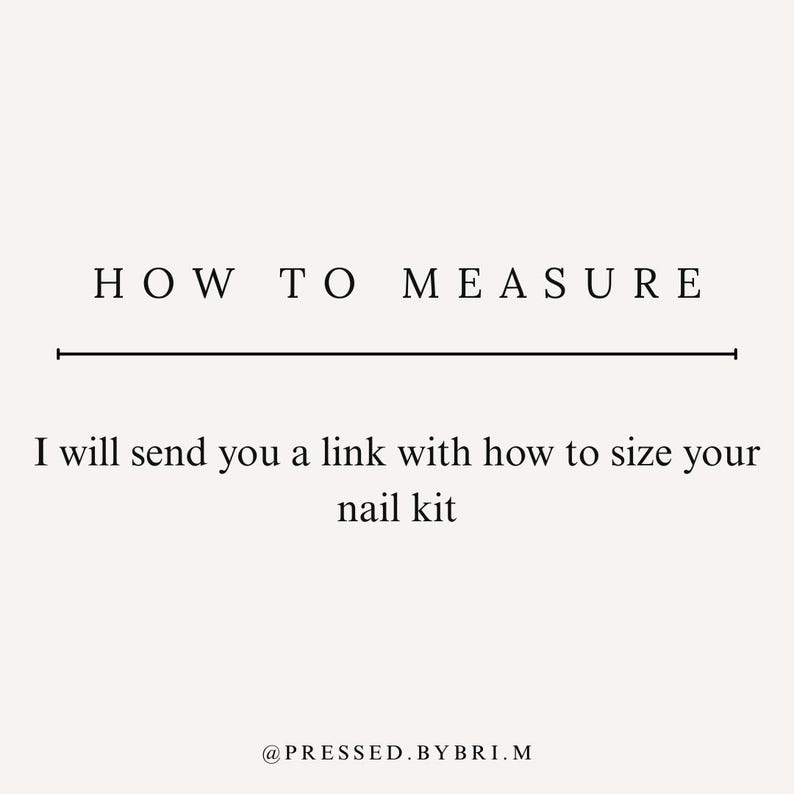 以下が含まれることがあります： HOW TO MEASUREと書かれた黒いテキストの明るい色の情報グラフィック。その下に水平線があり、I will send you a link with how to size your nail kitというテキストが続きます。下部には@PRESSED.BYBRI.Mというアカウント名があります。
