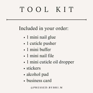 以下が含まれることがあります： TOOL KITというタイトルの白い情報グラフィック。注文に含まれるアイテムのリスト：ミニネイルグルー1個、キューティクルプッシャー1個、ミニバッファー1個、ミニネイルファイル1個、ミニキューティクルオイルドロッパー1個、ステッカー、アルコールパッド、名刺が記載されています。