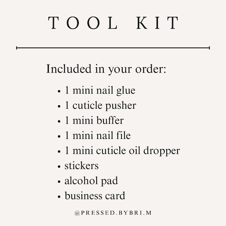 以下が含まれることがあります： TOOL KITというタイトルの白い情報グラフィック。注文に含まれるアイテムのリスト：ミニネイルグルー1個、キューティクルプッシャー1個、ミニバッファー1個、ミニネイルファイル1個、ミニキューティクルオイルドロッパー1個、ステッカー、アルコールパッド、名刺が記載されています。