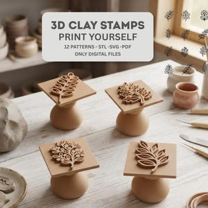 Può includere: Quattro timbri per argilla quadrati color marrone chiaro con motivi a foglia in rilievo su basi arrotondate. Un testo sovraimpresso recita 3D CLAY STAMPS PRINT YOURSELF 12 PATTERNS - STL -SVG -PDF ONLY DIGITAL FILES. Attrezzi da vasaio su legno.