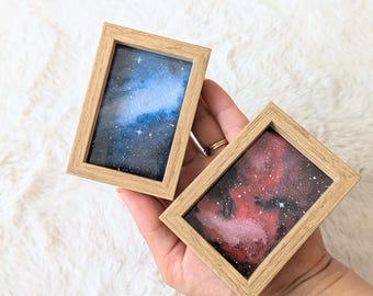 Cuadros de galaxias enmarcados a mano: conjunto de 2 miniaturas de acuarela espacial en rojo y azul, decoración de pared, regalo.