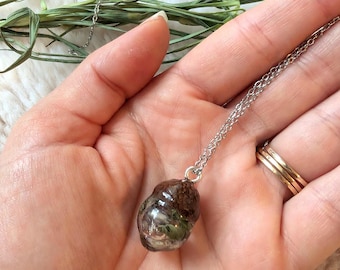 Collar original con un pequeño colgante de bellota encontrada en el bosque - Acero inoxidable y resina