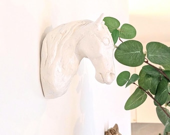 Decoración de pared con cabeza de caballo de arcilla: escultura artesanal hecha a mano, decoración ecuestre, idea para regalo.