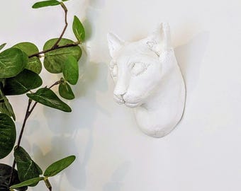 Escultura de arcilla con forma de cabeza de gato para decorar la pared: un regalo hecho a mano.