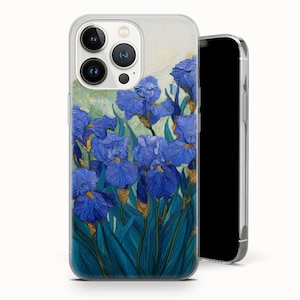 Può includere: Custodia trasparente per telefono con un dipinto di iris blu e foglie verdi. Il design floreale è ambientato su uno sfondo chiaro. La custodia è mostrata accanto a uno smartphone nero.