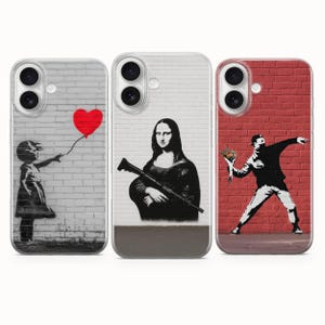 Könnte beinhalten: Drei Handyhüllen mit Kunst im Banksy-Stil. Eine Hülle zeigt ein Mädchen mit einem roten Herzballon, eine andere die Mona Lisa mit einer Waffe und die dritte einen Mann, der Blumen wirft.