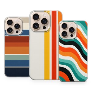 Op de afbeelding: Drie telefoonhoesjes met kleurrijke retro-ontwerpen. Eén hoesje heeft horizontale strepen in tinten bruin, oranje, blauw en crème. Een ander heeft verticale strepen in geel, oranje en rood. Het derde hoesje heeft golvende strepen in teal, oranje en zwart.