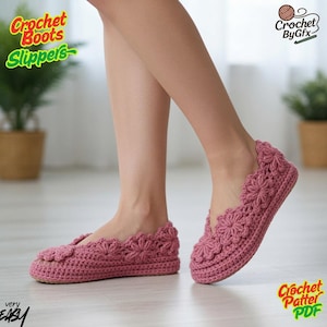 Peut inclure: Une paire de chaussons en crochet rose poudré avec un bord festonné orné de petits motifs floraux en relief. Les chaussons présentent un aspect texturé et cousu main avec une base solide et un motif floral répétitif décoratif sur le col.
