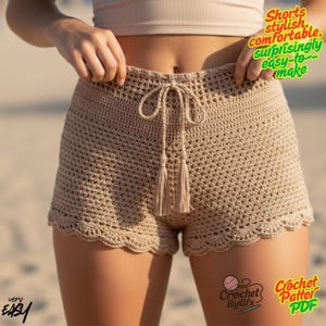 Puede incluir: Pantalones cortos de ganchillo beige con cintura con cordón y detalles de borlas. Los pantalones cortos tienen un borde festoneado y están hechos de un hilo texturizado. El texto en la imagen dice "Shorts stylish, comfortable, surprisingly easy-to-make."