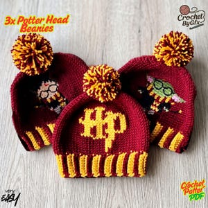 Könnte beinhalten: Drei gehäkelte Mützen in Kastanienbraun und Gelb mit Bommeln. Eine Mütze zeigt die gelben Buchstaben HP, eine eine Figur mit Brille und eine eine grüne Figur. Der Text 3x Potter Head Beanies und Crochet ByGfx ist deutlich zu sehen.