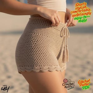 Puede incluir: Shorts de ganchillo beige con diseño de cintura alta, cordón ajustable y borlas en los extremos. El dobladillo tiene un detalle de borde festoneado. El texto en la imagen dice: Shorts stylish, comfortable, surprisingly easy-to-make, very EASY, Crochet ByGfx, Crochet Patter PDF.