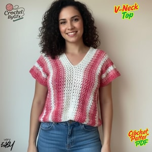 Pode incluir: Um top com decote em V em um padrão de crochê, com listras alternadas brancas e rosa. A camisa de manga curta tem um ajuste descontraído. A imagem inclui o texto "V-Neck Top", "Crochet By Gfx", "very EASY" e "Crochet Pattern PDF".