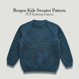 Peut inclure: Un pull bleu-vert tricoté pour enfants. Le pull a un col rond et des manches longues. Le texte "Bergen Kids Sweater Pattern PDF Knitting Pattern" est en haut de l'image.