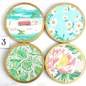 K&ouml;nnte beinhalten: Ein Set aus drei Keramikbechern mit gesprenkelter, matter Oberfl&auml;che. Die Becher sind in Creme-, Hellgrau- und Dunkelgraut&ouml;nen gehalten. Jeder Becher hat ein schlichtes, minimalistisches Design und einen abgerundeten Henkel. F&uuml;r Kaffee oder Tee.