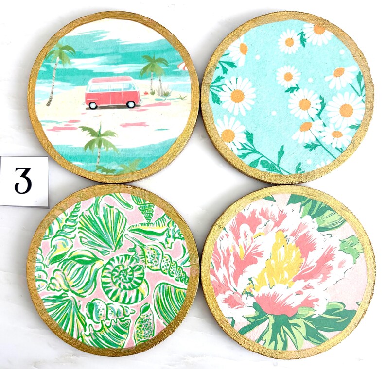 K&ouml;nnte beinhalten: Ein Set aus drei Keramikbechern mit gesprenkelter, matter Oberfl&auml;che. Die Becher sind in Creme-, Hellgrau- und Dunkelgraut&ouml;nen gehalten. Jeder Becher hat ein schlichtes, minimalistisches Design und einen abgerundeten Henkel. F&uuml;r Kaffee oder Tee.