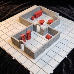 Puede incluir: Un conjunto de terreno de mazmorra en miniatura con paredes de piedra gris y suelos de baldosas blancas. El mobiliario rojo incluye una barra, mesas, estanterías, un barril y un cofre. El conjunto está diseñado para juegos de mesa.