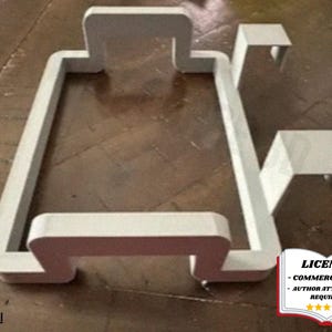 Puede incluir: Una escultura abstracta geométrica blanca con un marco rectangular y soportes angulados. El diseño incluye una serie de formas conectadas y ángulos rectos. La imagen incluye el texto "LICENSE - COMMERCIAL USE - AUTHOR ATTRIBUTION REQUIRED".