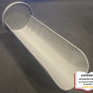 以下が含まれることがあります： 片方の端に円形の開口部がある、明るい灰色の湾曲したプラスチック製のシュート。 シュートは、滑らかでトラフのような内部で設計されています。 画像にはライセンスバッジも含まれています。