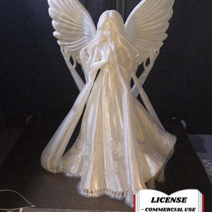 Może przedstawiać: Perłowa biała figurka anioła z dużymi, szczegółowymi skrzydłami i powłóczystą szatą. Anioł przedstawiony jest ze złożonymi dłońmi w modlitwie. Podstawa jest w ciemnoszarym kolorze. Obraz zawiera tekst "LICENSE - COMMERCIAL USE - AUTHOR ATTRIBUTION REQUIRED".
