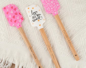Spatule personnalisée en silicone Love, outil de cuisine avec manche en bois, spatule pour outil de cuisson, cadeau de mariage, cadeau de cuisine, cadeaux de couple