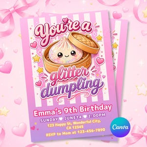 Può includere: Biglietto d'invito rosa con la scritta "You're a glitter dumpling" e un'illustrazione di raviolo carino. Il biglietto è per il 9° compleanno di Emma, con data, ora e dettagli del luogo. Il logo Canva è in basso a destra.