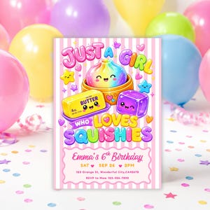 Puede incluir: Una tarjeta de invitaci&oacute;n de cumplea&ntilde;os rectangular con fondo de rayas rosas y blancas, con ilustraciones de dibujos animados de una bola de masa arco&iacute;ris, una barra de mantequilla y un cubo morado. El texto dice Just A Girl Who Loves Squishies.
