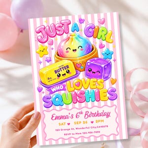 Puede incluir: Tarjeta de invitaci&oacute;n de cumplea&ntilde;os con fondo de rayas rosas y blancas, un dumpling arco&iacute;ris, una barra de mantequilla salada de 113g y un cubo morado, todos con caras sonrientes. Texto: JUST A GIRL WHO LOVES SQUISHIES, Emma's 6th Birthday.