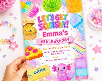 Peut inclure: Une carte d'invitation d'anniversaire rectangulaire avec un fond pailleté arc-en-ciel et des illustrations de jouets squishy comme un ravioli, une part de pizza, du beurre et un axolotl. Le texte indique : LET'S GET SQUISHY! Emma's 6th Birthday, SAT SEP 26 2PM, 123 Orange St, Wonderful City, CA 45678, RSVP to Mom 123-456-7890.