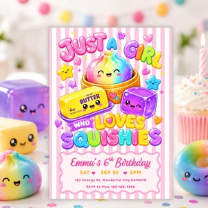 Puede incluir: Una tarjeta de invitaci&oacute;n de cumplea&ntilde;os rectangular con fondo de rayas rosas y blancas. Incluye ilustraciones coloridas de una bola de masa arco&iacute;ris, mantequilla marcada 4oz (113g) y un cubo morado. Texto: Just a girl who loves squishies, Emma's 6th Birthday, Sat Sep 26 2pm, 123 Orange St, Wonderful City, CA45678, RSVP to Mom 123-456-7890.