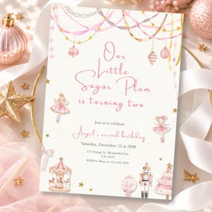 Op de afbeelding: Een rechthoekige verjaardagsuitnodiging met roze en gouden illustraties van ballerina's, een carrousel, een notenkraker en ornamenten. De tekst luidt: Our Little Sugar Plum is turning two, Join us to celebrate Angel's second birthday.
