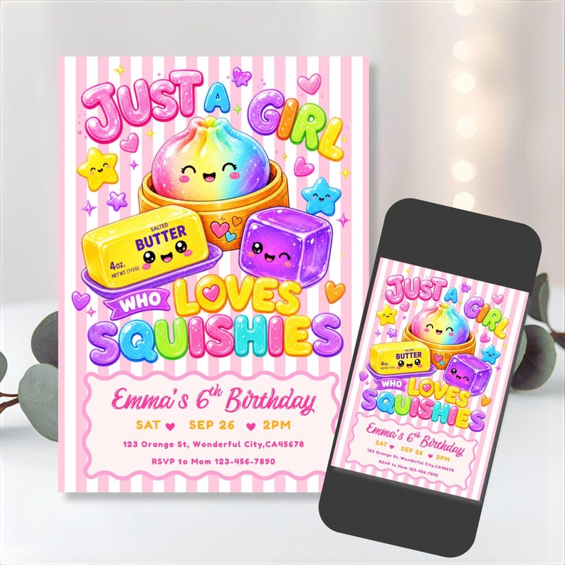 Puede incluir: Una invitaci&oacute;n de cumplea&ntilde;os con una bola de masa arco&iacute;ris, una barra de mantequilla etiquetada con 113g y un cubo morado con caras. El texto dice Just a Girl Who Loves Squishies, Emma's 6th Birthday, Sat Sep 26 2pm, 123 Orange St, Wonderful City, CA 45678, RSVP to Mom 123-456-7890.