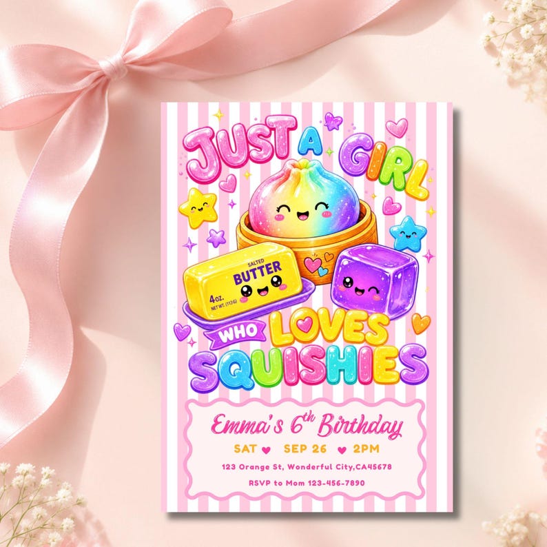 Puede incluir: Una tarjeta de invitaci&oacute;n de cumplea&ntilde;os con fondo de rayas rosas y blancas, con ilustraciones de dibujos animados de una bola de masa arco&iacute;ris, una barra de mantequilla y un cubo morado. El texto dice Just A Girl Who Loves Squishies.