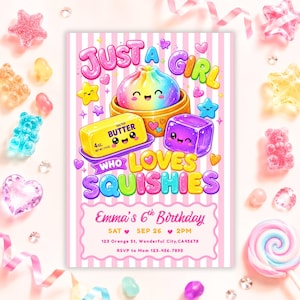 Puede incluir: Una tarjeta de invitaci&oacute;n de cumplea&ntilde;os rectangular con fondo de rayas rosas y blancas. Incluye una bola de masa arco&iacute;ris, una barra de mantequilla de 113g y un cubo morado con caras lindas. El texto dice: Just a Girl Who Loves Squishies, Emma's 6th Birthday, Sat Sep 26 2pm, 123 Orange St, Wonderful City, CA 45678, RSVP to Mom 123-456-7890.