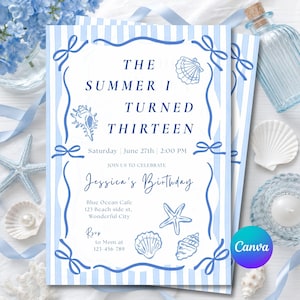Può includere: Invito di compleanno a righe blu e bianche con il testo "The Summer I Turned Thirteen". L'invito include illustrazioni di conchiglie e fiocchi. Sono inclusi anche i dettagli dell'evento.
