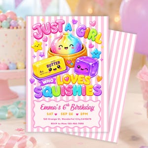 Puede incluir: Tarjeta de invitaci&oacute;n de cumplea&ntilde;os con rayas verticales rosas y blancas, una bola de masa arco&iacute;ris, una barra de mantequilla amarilla etiquetada como 4oz y un cubo morado. El texto dice: JUST A GIRL WHO LOVES SQUISHIES, Emma's 6th Birthday.