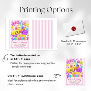Puede incluir: Una plantilla de invitaci&oacute;n de cumplea&ntilde;os con fondo de rayas rosas e ilustraciones de juguetes squishy coloridos. El texto dice Just a Girl Who Loves Squishies, Emma's 6th Birthday, y detalles del evento. Incluye un sobre tama&ntilde;o A7.