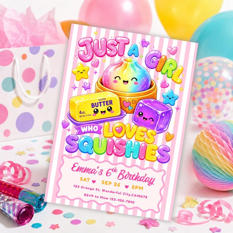 Puede incluir: Tarjeta de invitaci&oacute;n de cumplea&ntilde;os rectangular con rayas verticales rosas y blancas, con ilustraciones de una bola de masa arco&iacute;ris, una barra de mantequilla de 113g y un cubo morado. Texto: JUST A GIRL WHO LOVES SQUISHIES, Emma's 6th Birthday.