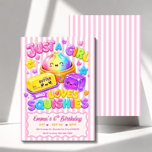 Puede incluir: Tarjeta de invitaci&oacute;n de cumplea&ntilde;os con fondo de rayas rosas y blancas, con ilustraciones de una bola de masa arco&iacute;ris, una barra de mantequilla de 113g y un cubo morado. El texto dice: Just a Girl Who Loves Squishies, Emma's 6th Birthday, Sep 26.