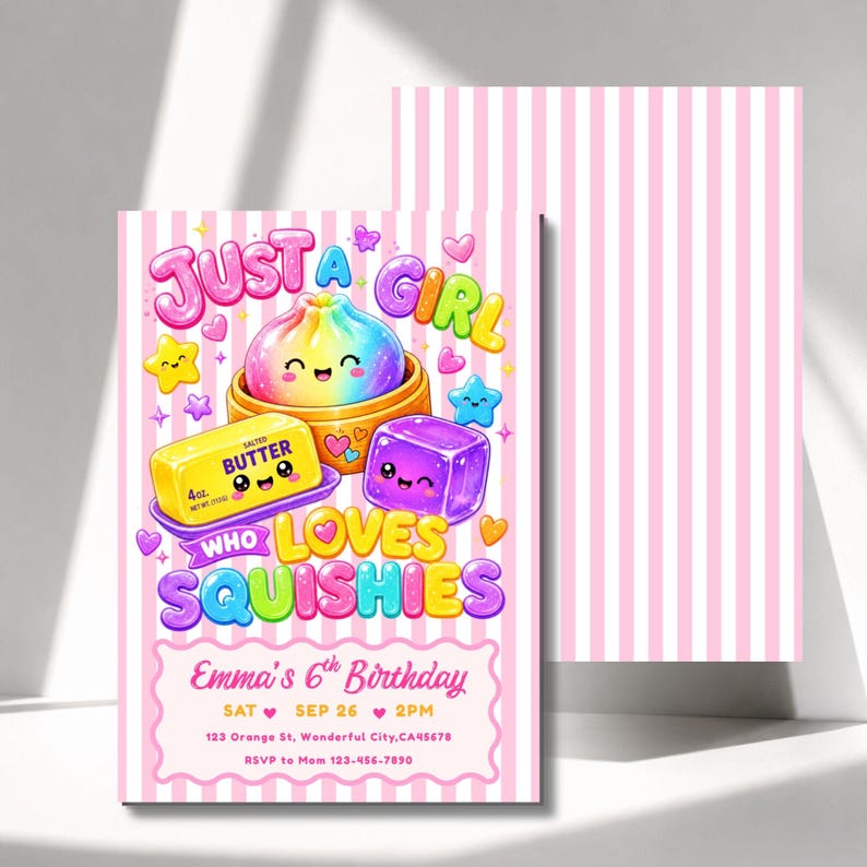 Puede incluir: Tarjeta de invitaci&oacute;n de cumplea&ntilde;os con fondo de rayas rosas y blancas, con ilustraciones de una bola de masa arco&iacute;ris, una barra de mantequilla de 113g y un cubo morado. El texto dice: Just a Girl Who Loves Squishies, Emma's 6th Birthday, Sep 26.
