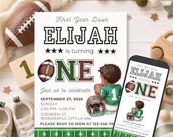 Puede incluir: Una tarjeta de invitación de cumpleaños y un teléfono inteligente con el mismo diseño. La tarjeta muestra el texto First Year Down, ELIJAH is turning ONE, y detalles para el 27 de septiembre de 2026. Incluye un balón de fútbol americano y un niño.