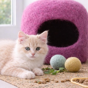 Puede incluir: Una taza de cerámica blanca con un asa negra y el texto "But First, Coffee" en un estilo manuscrito. La taza está sobre una superficie blanca. La taza mide aproximadamente 10 cm de alto.