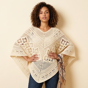 Puede incluir: Poncho de crochet color crema con cuello en V y patrones florales y geométricos calados. El poncho tiene mangas anchas y se combina con vaqueros azules. Una bufanda estampada está drapeada sobre el hombro.
