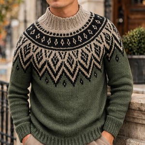 Puede incluir: Suéter verde con cuello alto y canesú estampado. El canesú presenta diseños geométricos negros y beige. El suéter tiene puños y dobladillo acanalados. El modelo lleva pantalones color caqui.