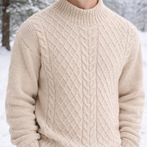 以下が含まれることがあります： クリーム色のケーブル編みセーター、ハイネック。 セーターはダイヤモンドとケーブルのパターンで、リブ編みの袖口と裾が付いています。 雪景色の中でセーターを着ている人。 セーターは厚くて暖かい素材で作られています。