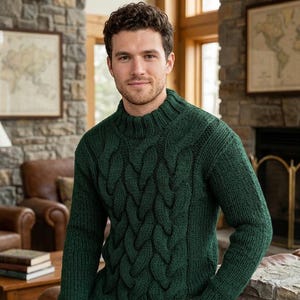 以下が含まれることがあります： ハイネックのダークグリーンのケーブルニットセーター。セーターは、前面と袖にテクスチャード加工された織りデザインが施されています。画像内の人物は、居心地の良い屋内環境でセーターを着ています。