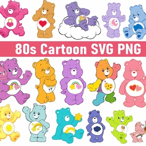 Könnte beinhalten: Eine Sammlung farbenfroher Care Bears-Cartoonfiguren in verschiedenen Posen. Jeder Bär hat eine einzigartige Farbe und ein Bauchabzeichen, darunter Herzen, Regenbogen und Wolken. Das Bild enthält den Text "80s Cartoon SVG PNG" in einem rosa Banner.